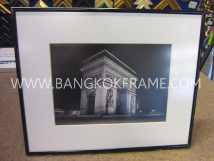 กรอบอลูมิเนียมสีดำพร้อมแมทสีขาว